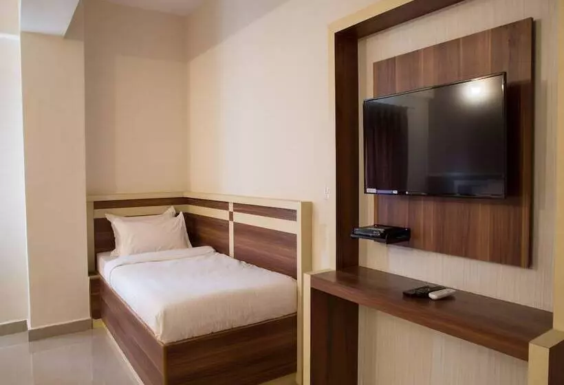 Oyo 9248 Hotel Shrinidhi