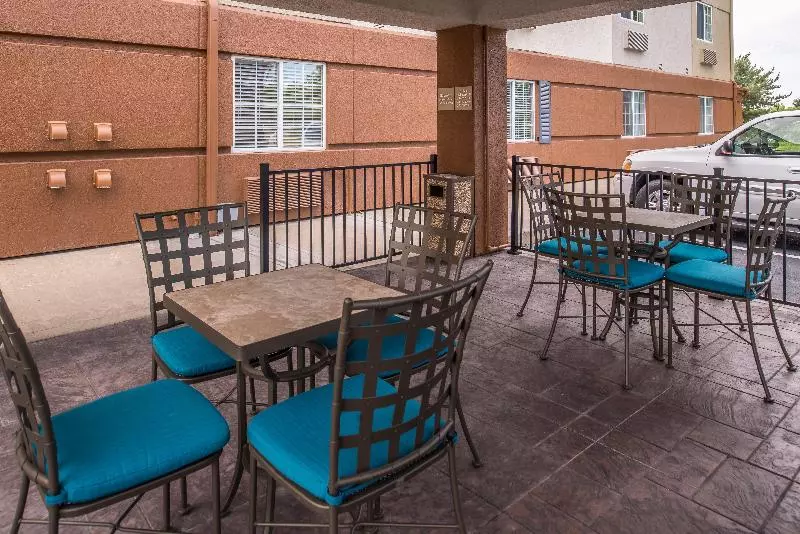 Отель Candlewood Suites   Topeka West, An Ihg