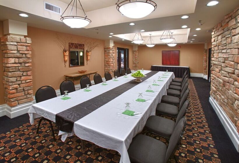 Отель Holiday Inn St. Paul Northeast Lake Elmo, An Ihg