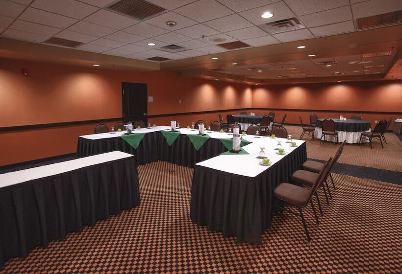 Отель Holiday Inn St. Paul Northeast Lake Elmo, An Ihg