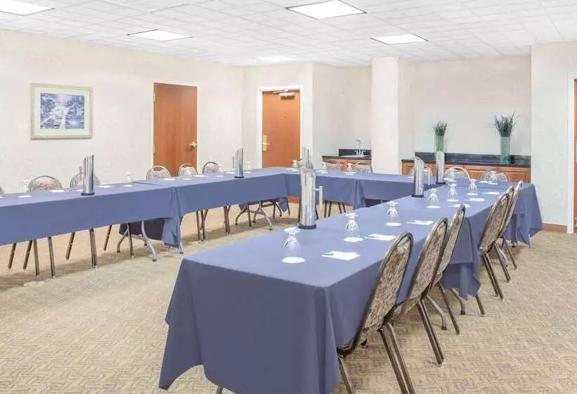 هتل Wingate By Wyndham Green Bay