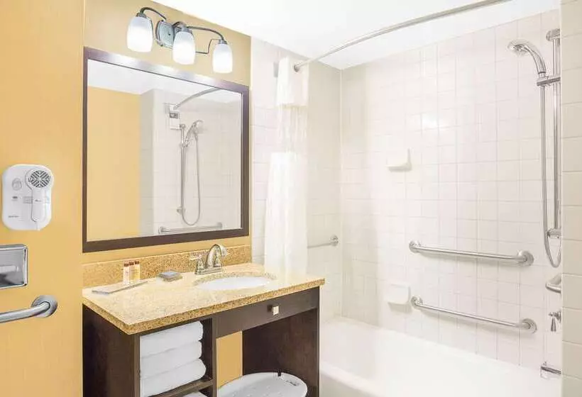 هتل Wingate By Wyndham Green Bay