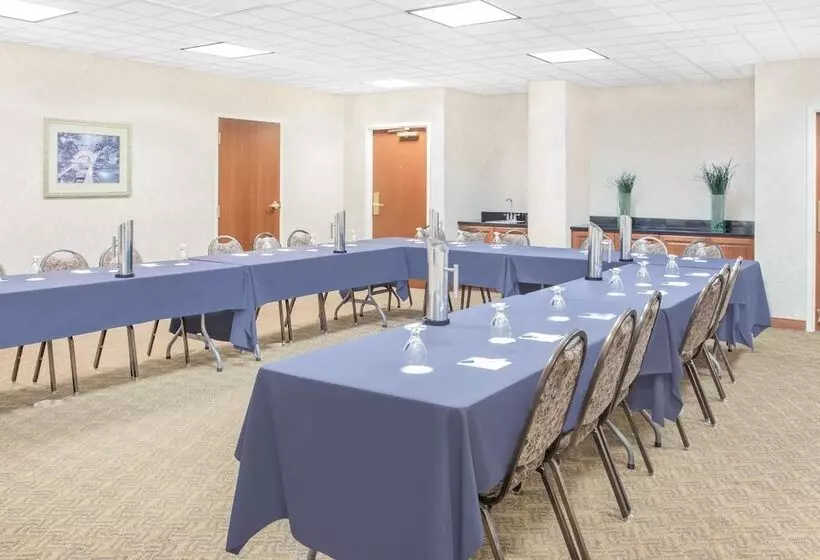 هتل Wingate By Wyndham Green Bay