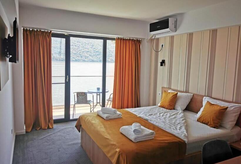 Hotelli Pensiunea Sunshine