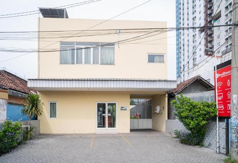 Pension Reddoorz Syariah Near Suncity Mall Sidoarjo