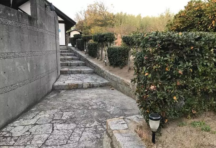 Retkeilymaja Shiraishi Island International Villa