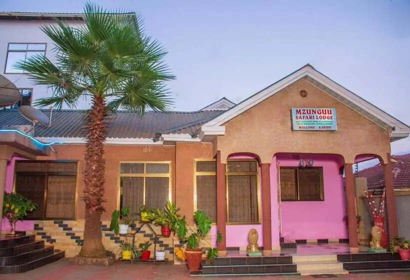 ホテル Mzunguu Safari Lodge