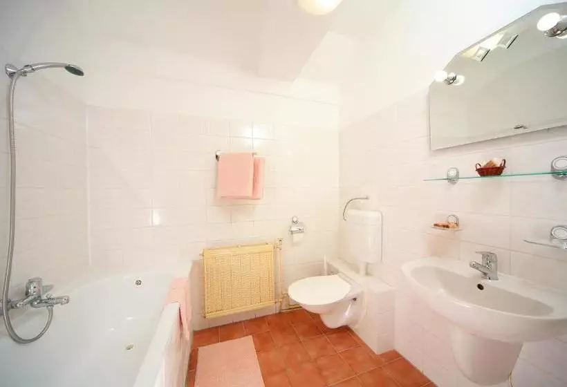 ペンション Restaurace A Penzion Jilm