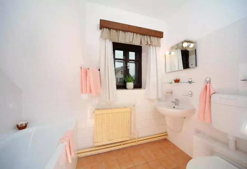 ペンション Restaurace A Penzion Jilm