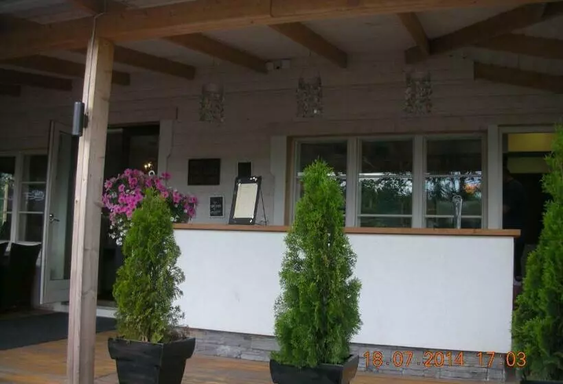 Retkeilymaja Majatalo & Ravintola Villa Emilia