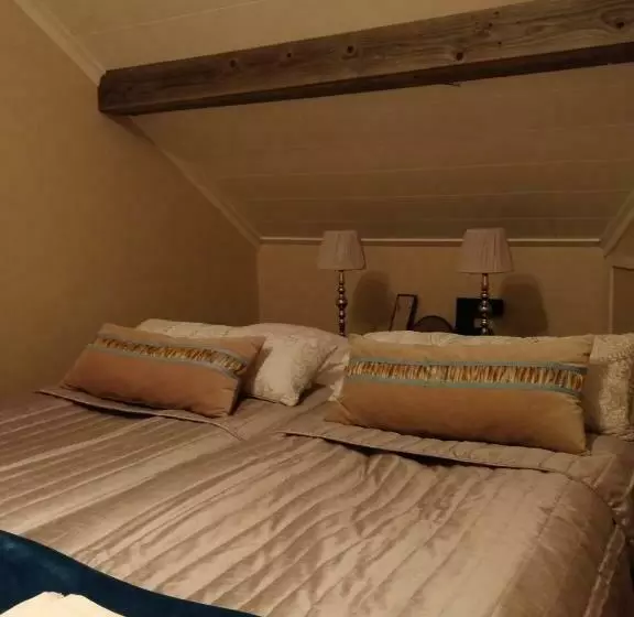 Retkeilymaja Majatalo & Ravintola Villa Emilia