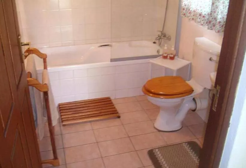 Majatalo Oaktree Lodge Guest House