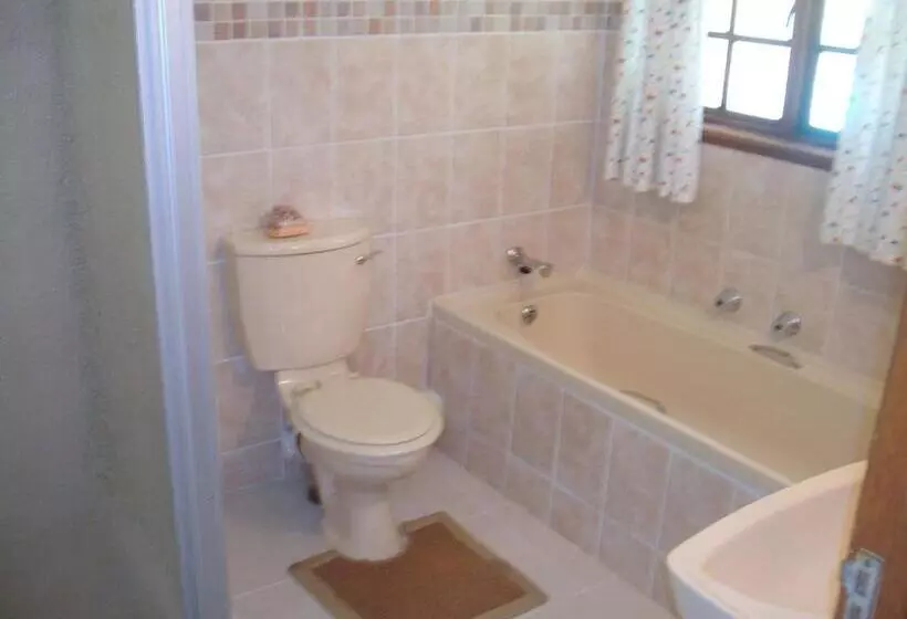 Majatalo Oaktree Lodge Guest House