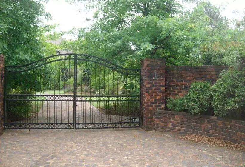 Majatalo Oaktree Lodge Guest House