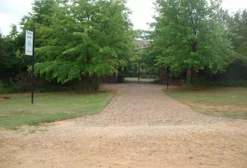 Majatalo Oaktree Lodge Guest House