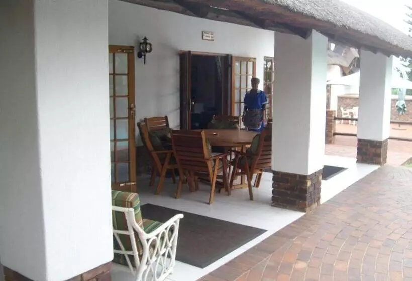 Majatalo Oaktree Lodge Guest House