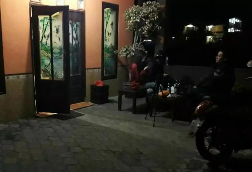 پانسیون Bromo Otix Guest House