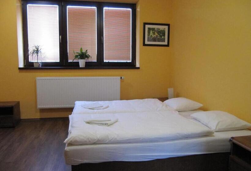 Пансион Penzion Vinařský Dvorek