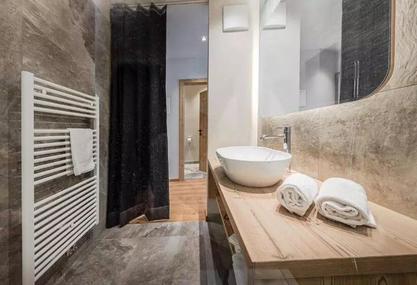 Hotelli Alpenrose Dolomites