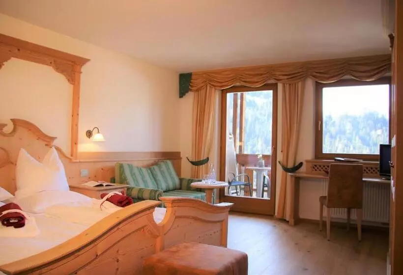 Hotelli Alpenrose Dolomites