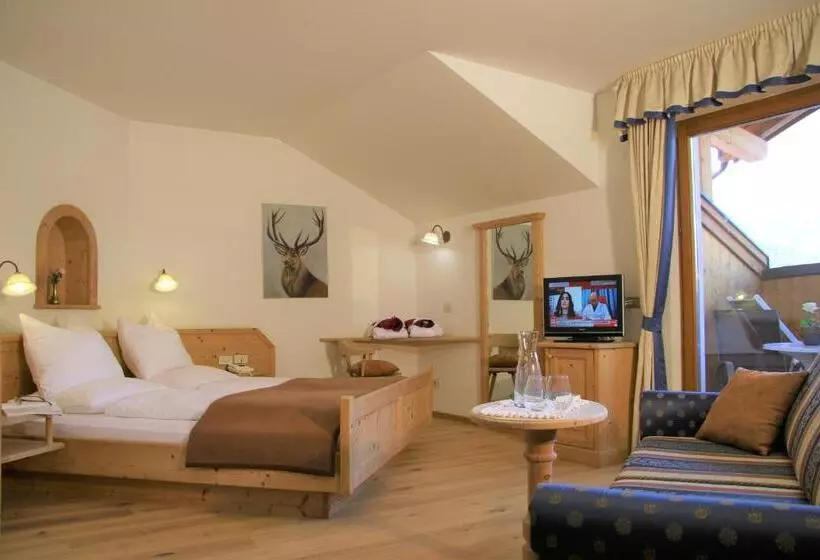 Hotelli Alpenrose Dolomites