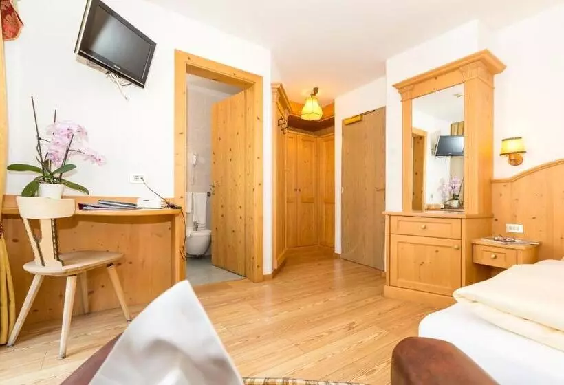 Hotelli Alpenrose Dolomites