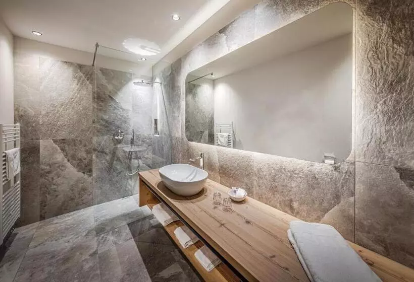 Hotelli Alpenrose Dolomites