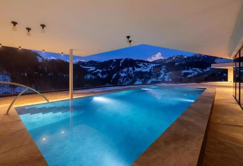 Hotelli Alpenrose Dolomites