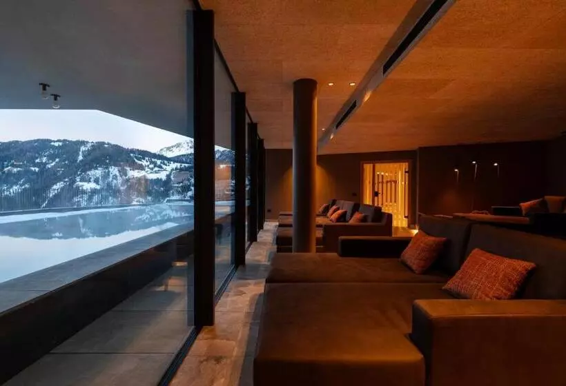 Hotelli Alpenrose Dolomites