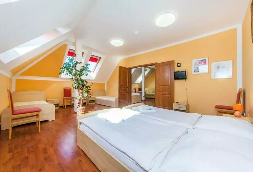 Hotelli & Motorest V údolí Zlatého Potoka