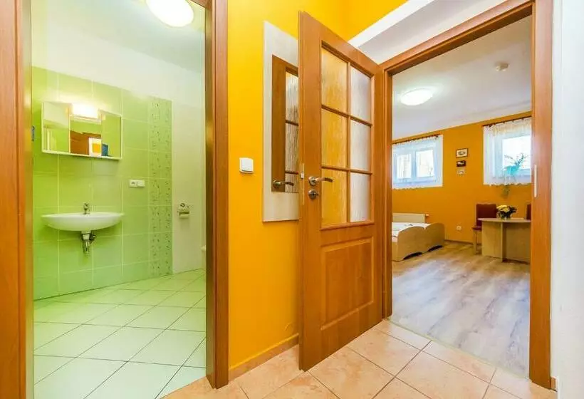 Hotelli & Motorest V údolí Zlatého Potoka