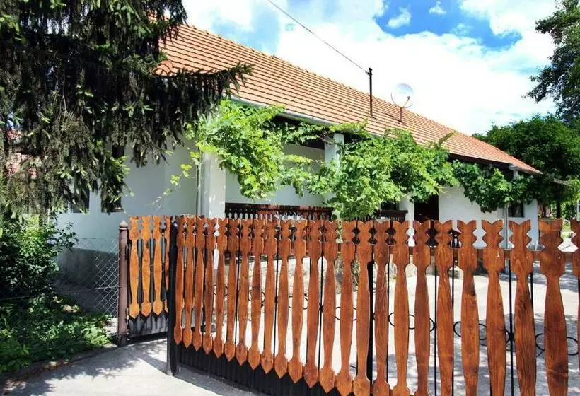 ペンション Lugas Vendégház