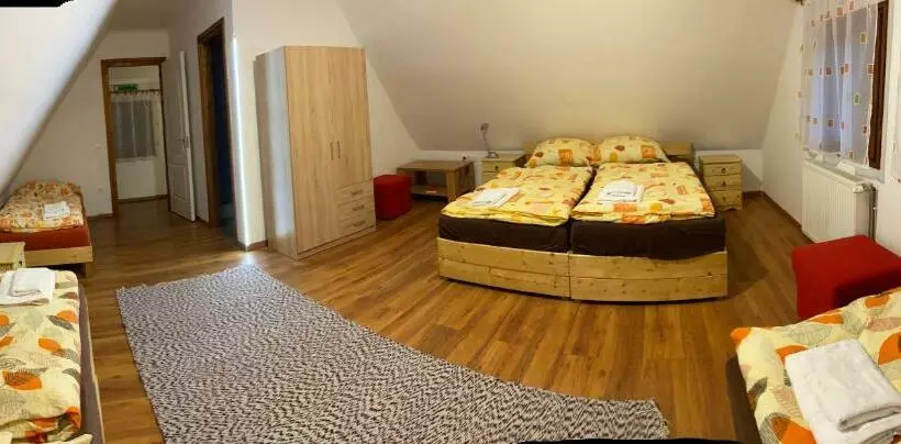 ペンション Tavas Vendégház