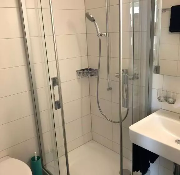 تختخواب و صبحانه Von May Rooms