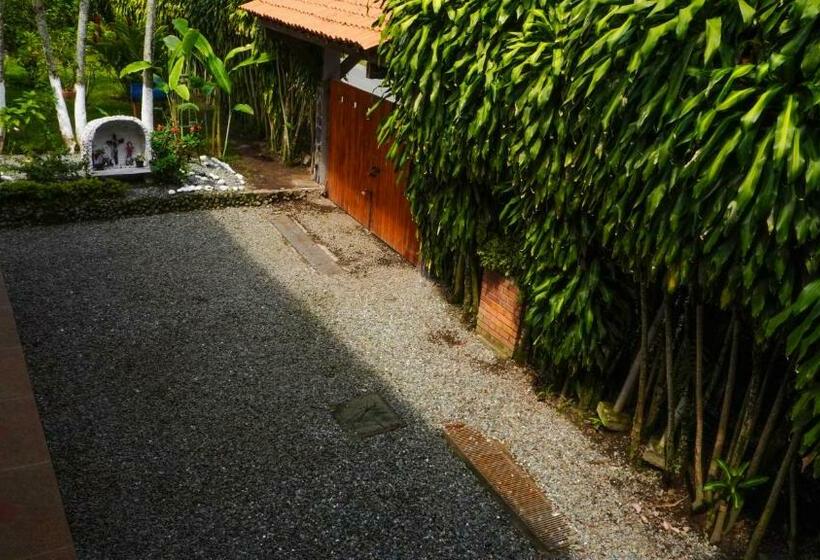 هتل Hostal De Paris