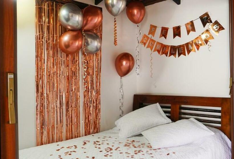 هتل Hostal De Paris