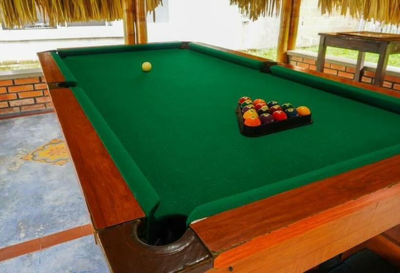 هتل Hostal De Paris