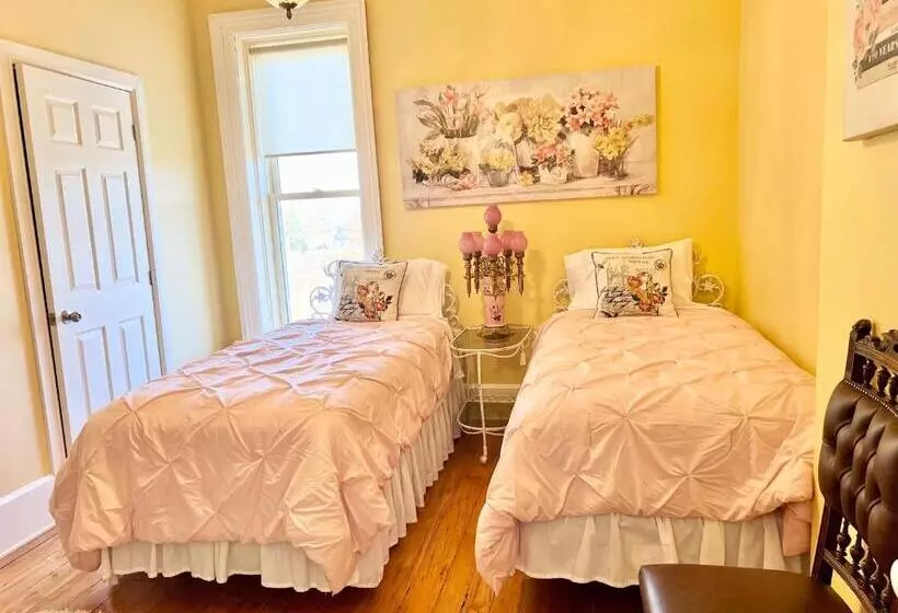 Hotelli The Woodbridge House