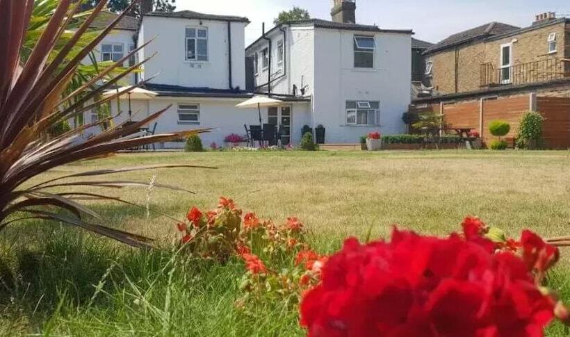 مبيت وإفطار The Firs Lodge