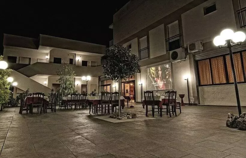 Hotelli La Tana Del Lupo