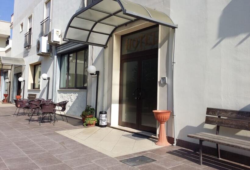 ホテル La Tana Del Lupo