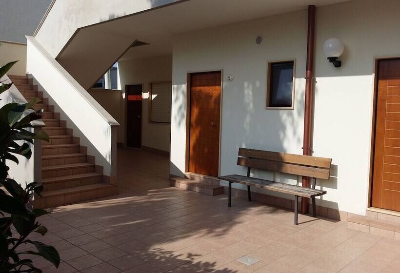 ホテル La Tana Del Lupo