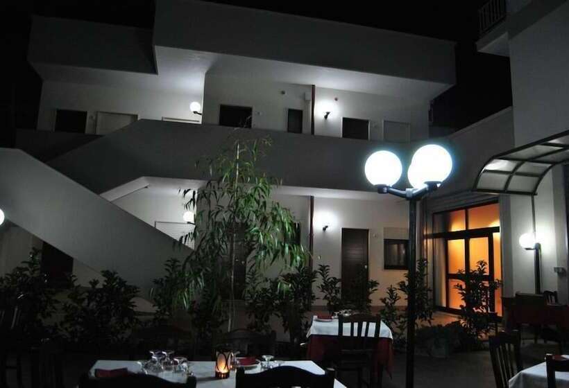 ホテル La Tana Del Lupo