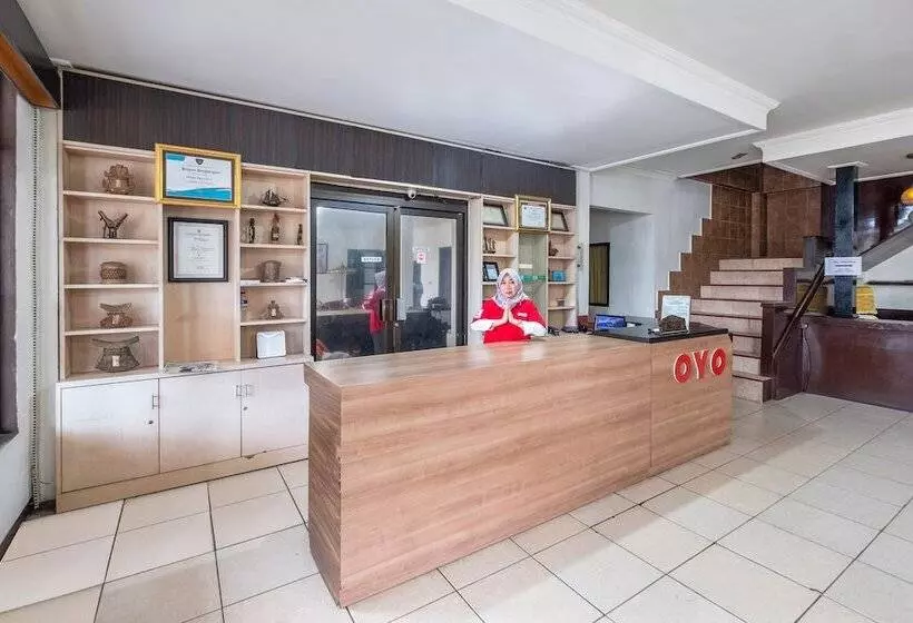 Hotelli Oyo 2704  Transit 2