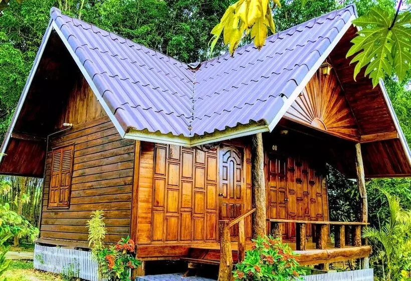 Hotelli Bansuanphuhong Resort