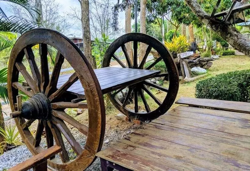 Hotelli Bansuanphuhong Resort