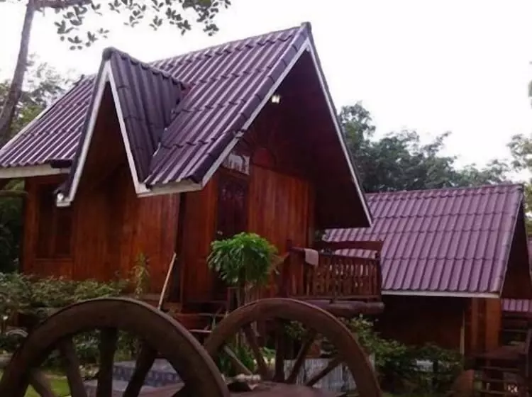 Hotelli Bansuanphuhong Resort