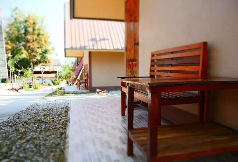 Hotelli Bansuanphuhong Resort