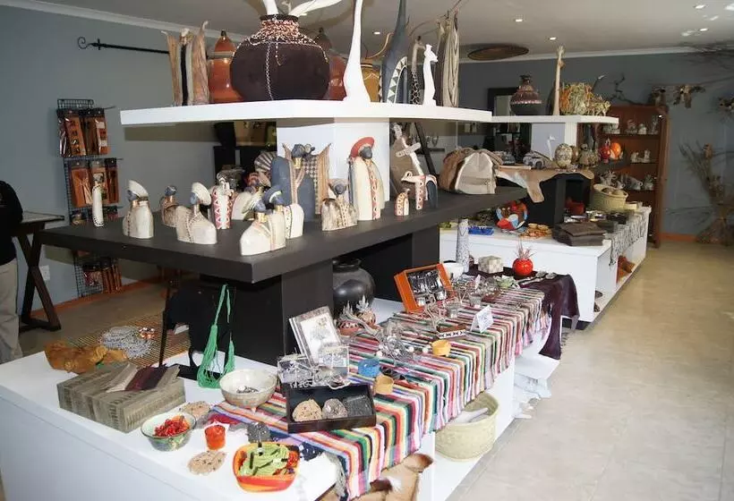 Hotelli Inverdoorn Game Reserve Lodge