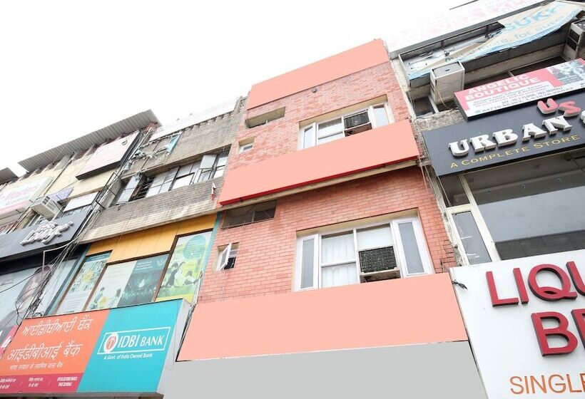 هتل Paras By Oyo Rooms